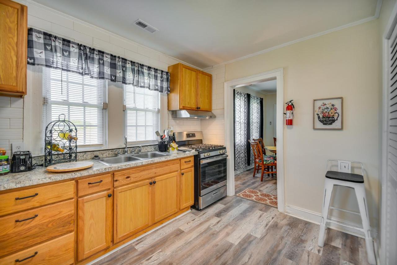 Charming Newport News Cottage Less Than 1 Mi To Ocean! Hampton Eksteriør billede